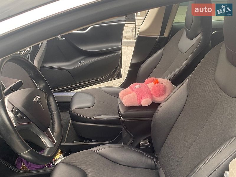 Ліфтбек Tesla Model S 2015 в Стрию
