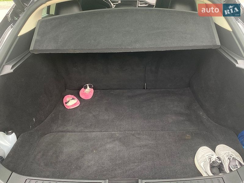 Ліфтбек Tesla Model S 2015 в Стрию