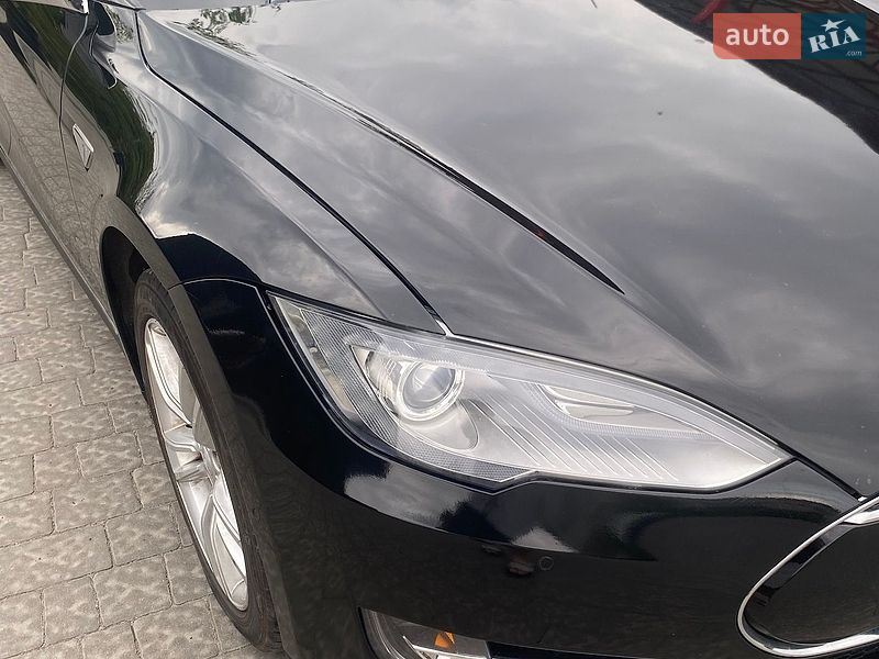 Ліфтбек Tesla Model S 2015 в Стрию