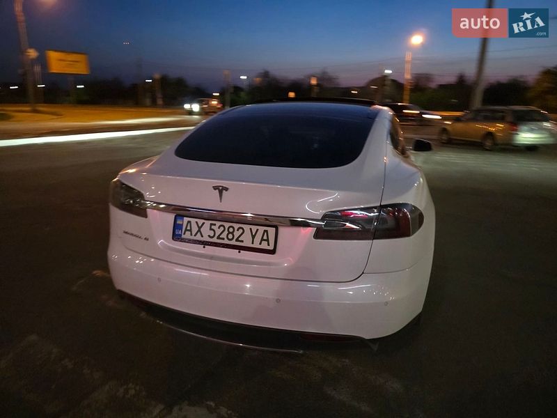 Ліфтбек Tesla Model S 2016 в Харкові