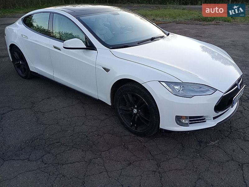 Ліфтбек Tesla Model S 2013 в Сарнах