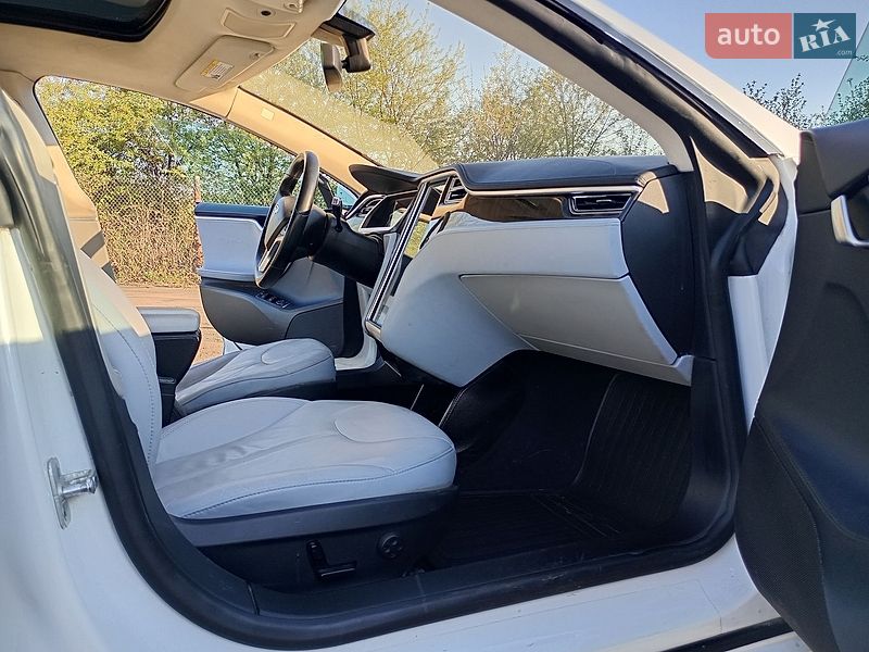Ліфтбек Tesla Model S 2013 в Сарнах