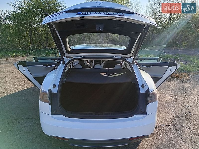Ліфтбек Tesla Model S 2013 в Сарнах