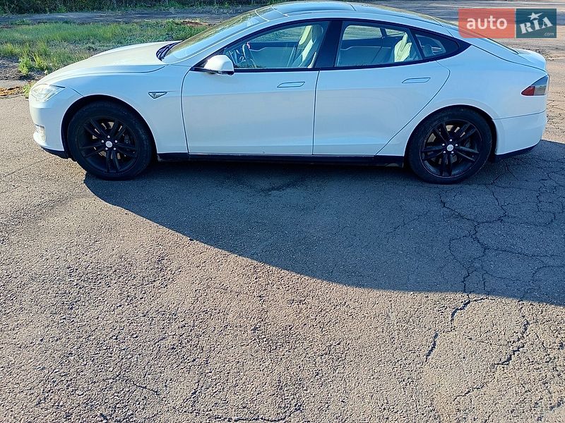 Ліфтбек Tesla Model S 2013 в Сарнах
