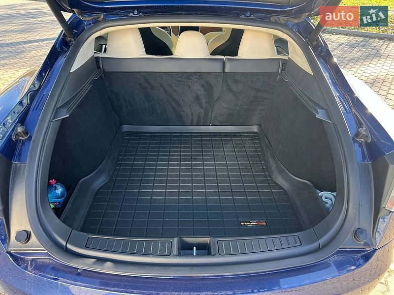 Лифтбек Tesla Model S 2017 в Кременчуге