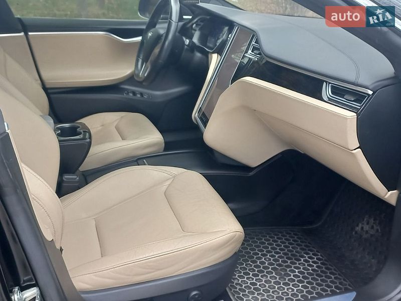 Лифтбек Tesla Model S 2016 в Ивано-Франковске