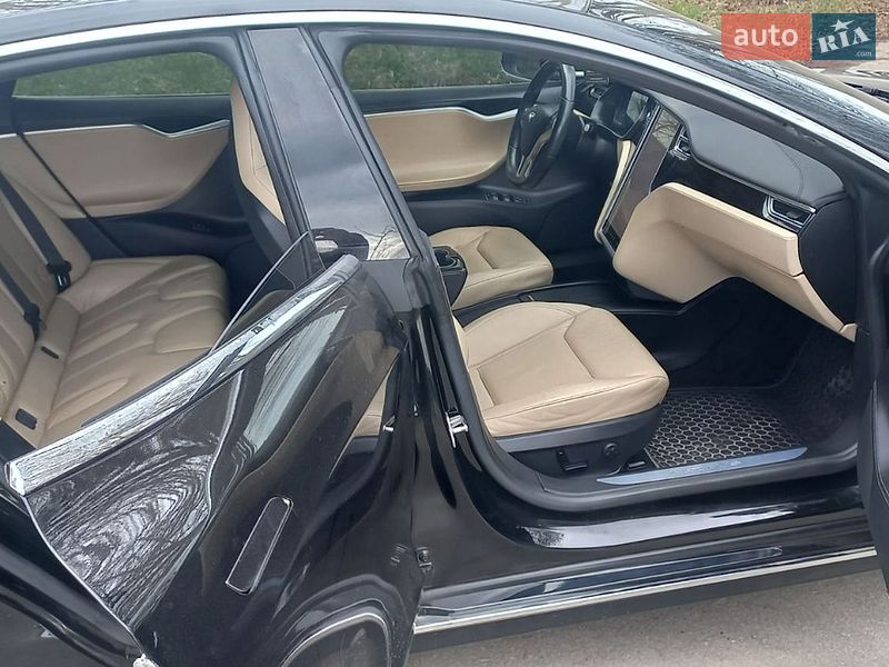 Лифтбек Tesla Model S 2016 в Ивано-Франковске