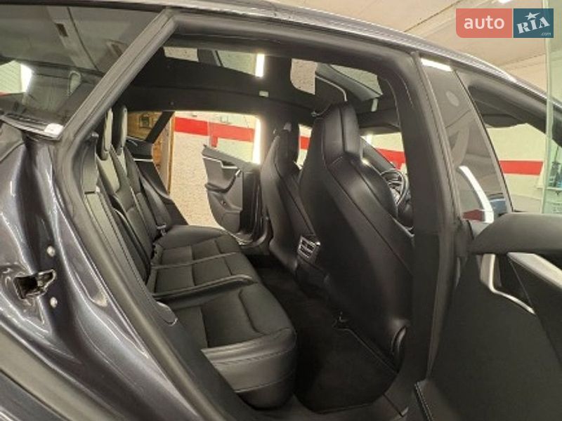 Ліфтбек Tesla Model S 2018 в Львові