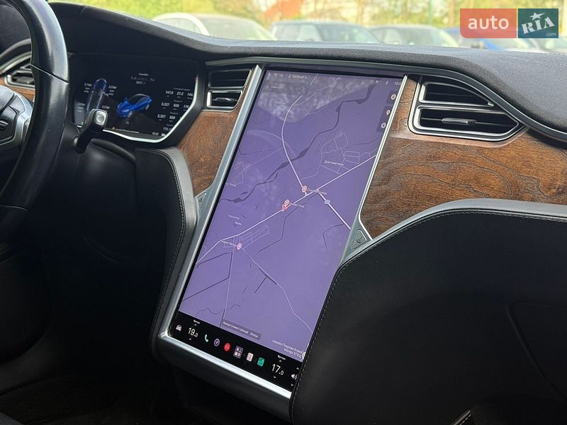 Ліфтбек Tesla Model S 2017 в Івано-Франківську