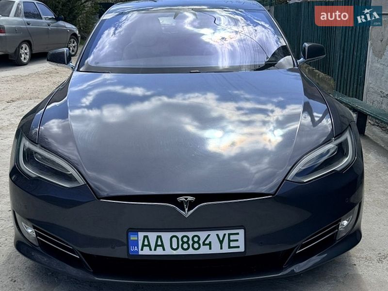 Лифтбек Tesla Model S 2017 в Киеве