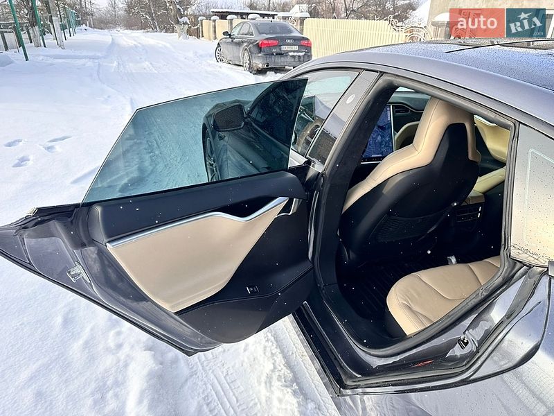 Ліфтбек Tesla Model S 2016 в Городку