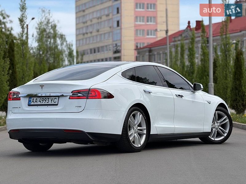 Лифтбек Tesla Model S 2015 в Киеве