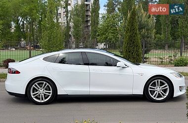 Лифтбек Tesla Model S 2015 в Киеве