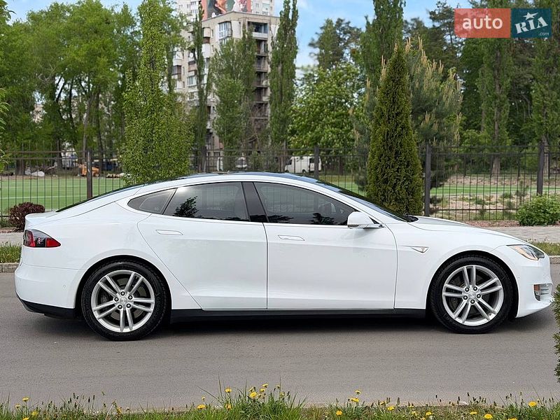 Лифтбек Tesla Model S 2015 в Киеве