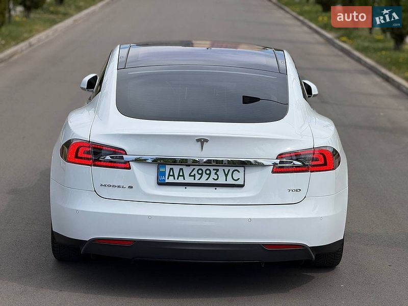 Лифтбек Tesla Model S 2015 в Киеве