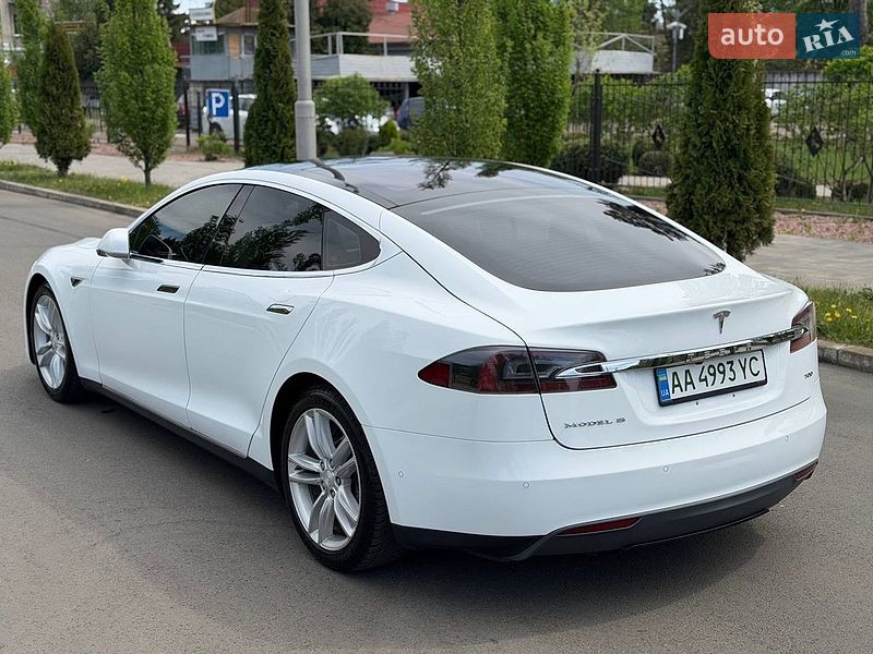 Лифтбек Tesla Model S 2015 в Киеве