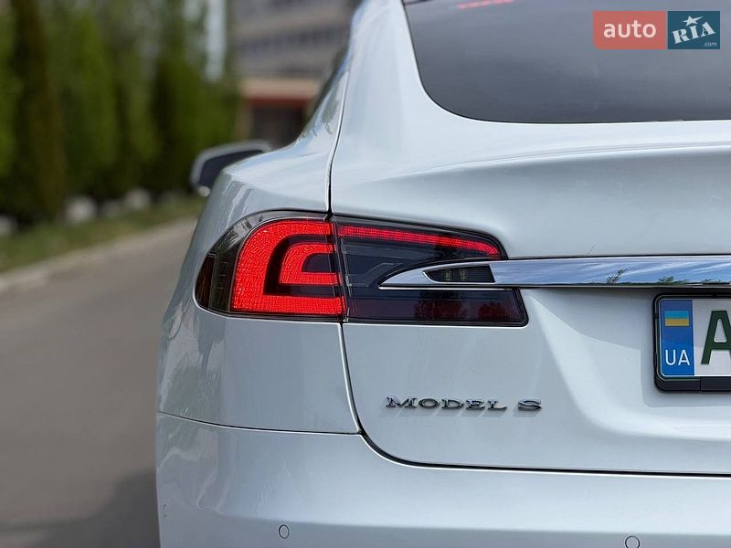 Лифтбек Tesla Model S 2015 в Киеве