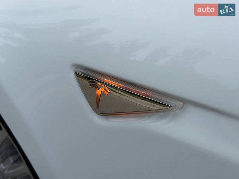 Лифтбек Tesla Model S 2015 в Киеве