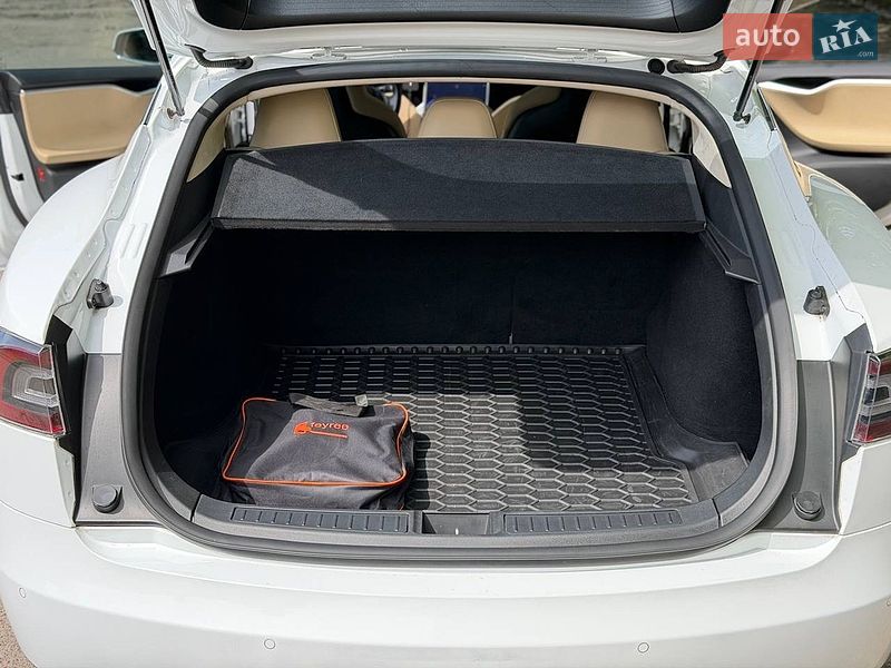 Лифтбек Tesla Model S 2015 в Киеве