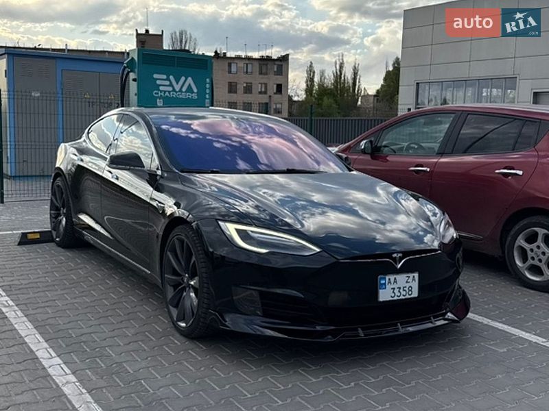 Лифтбек Tesla Model S 2017 в Кривом Роге