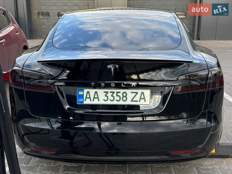 Лифтбек Tesla Model S 2017 в Кривом Роге