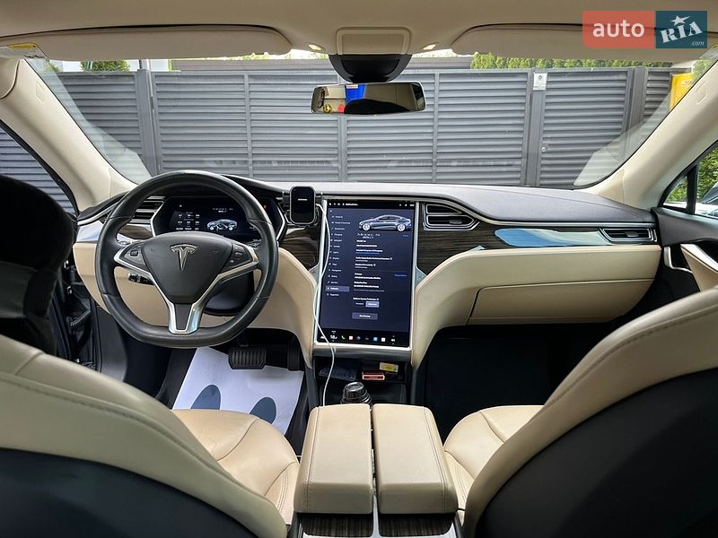 Ліфтбек Tesla Model S 2015 в Львові