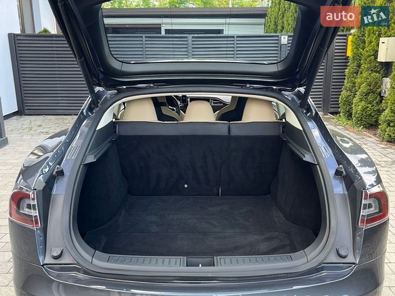Ліфтбек Tesla Model S 2015 в Львові