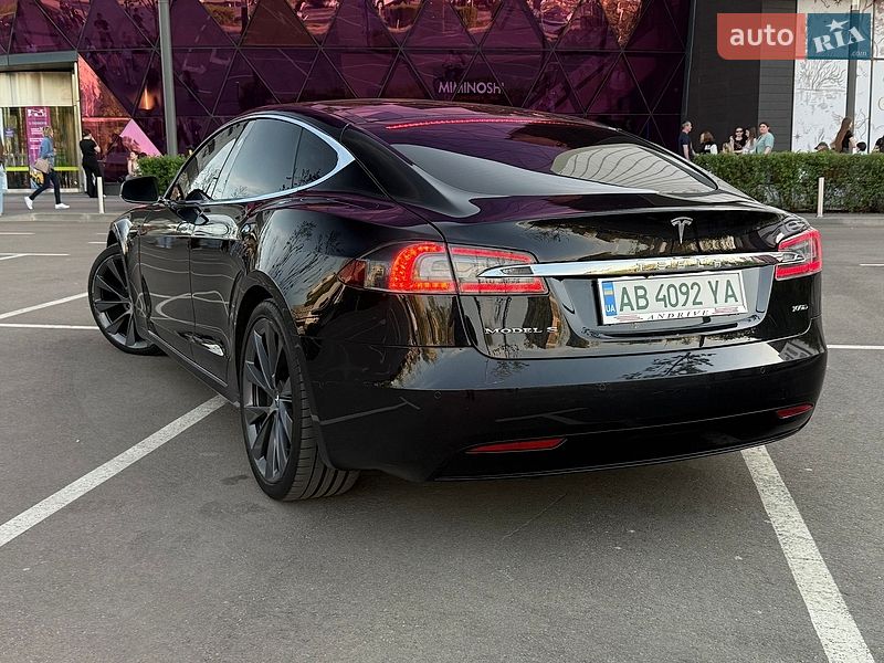 Лифтбек Tesla Model S 2018 в Киеве