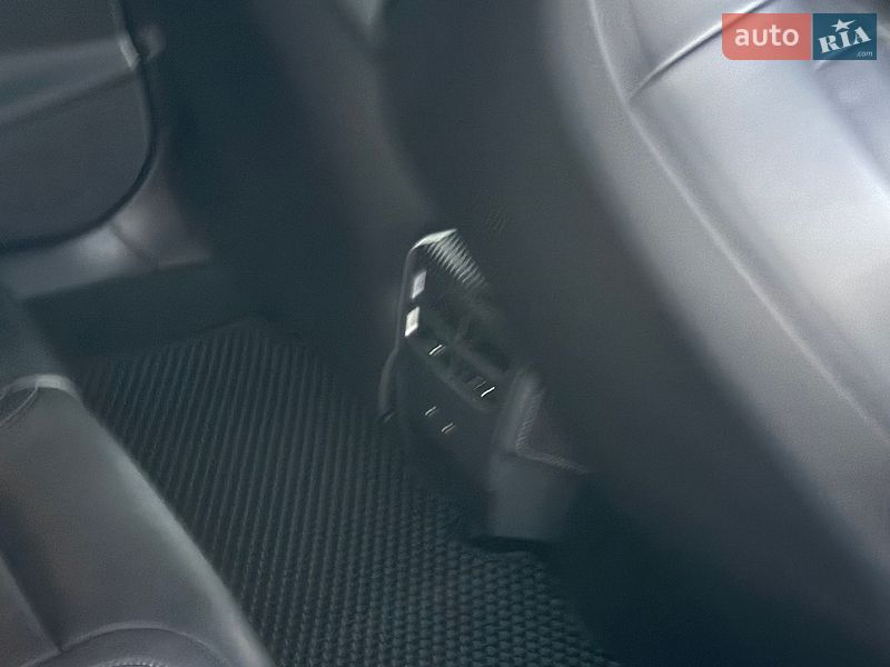 Лифтбек Tesla Model S 2018 в Киеве
