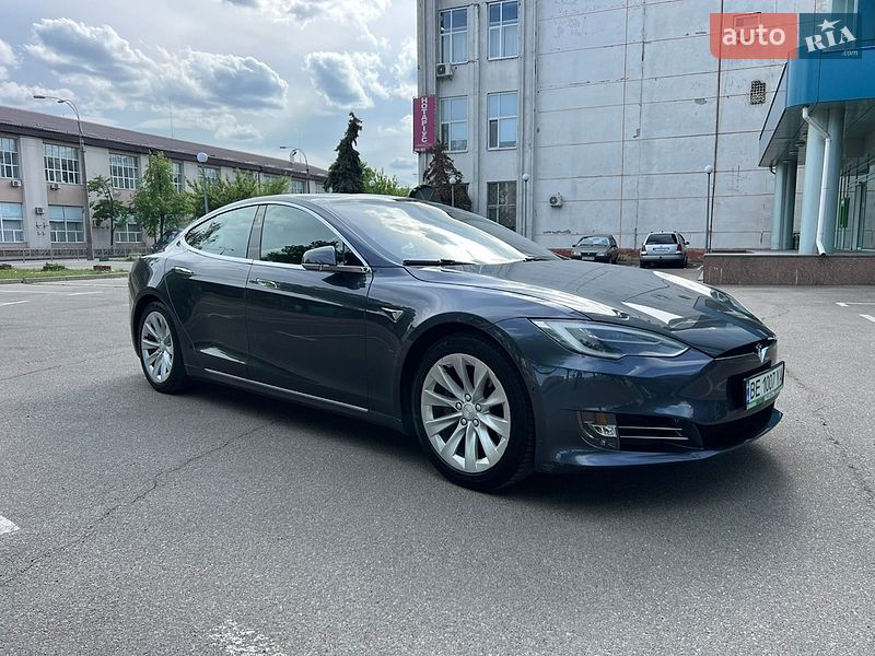 Лифтбек Tesla Model S 2018 в Киеве