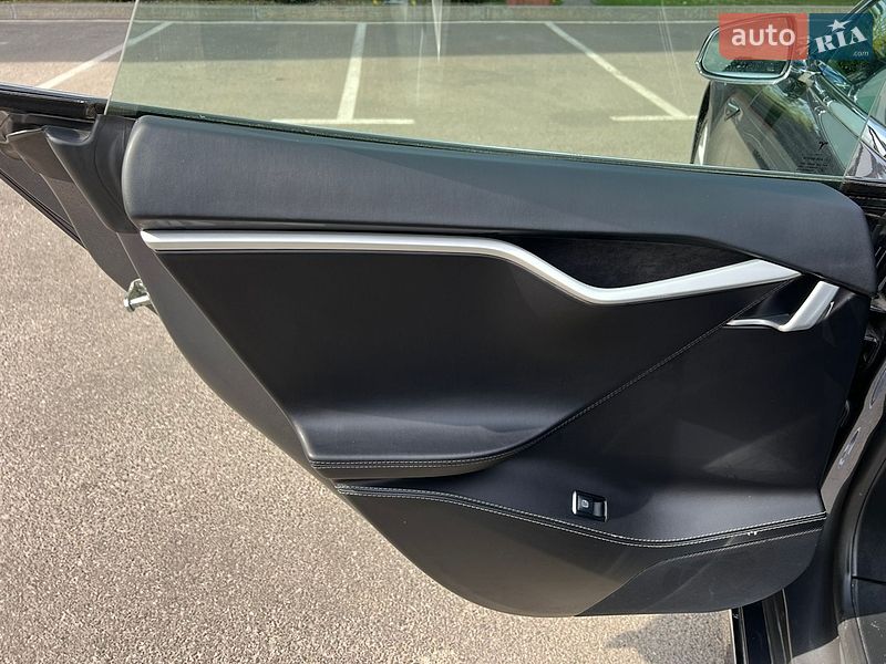 Лифтбек Tesla Model S 2018 в Киеве
