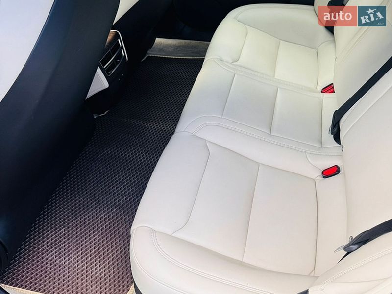 Ліфтбек Tesla Model S 2017 в Львові