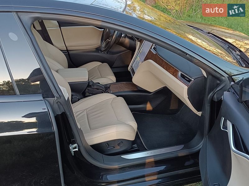Лифтбек Tesla Model S 2017 в Львове