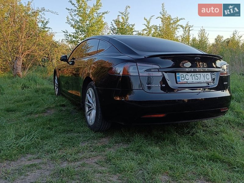 Лифтбек Tesla Model S 2017 в Львове