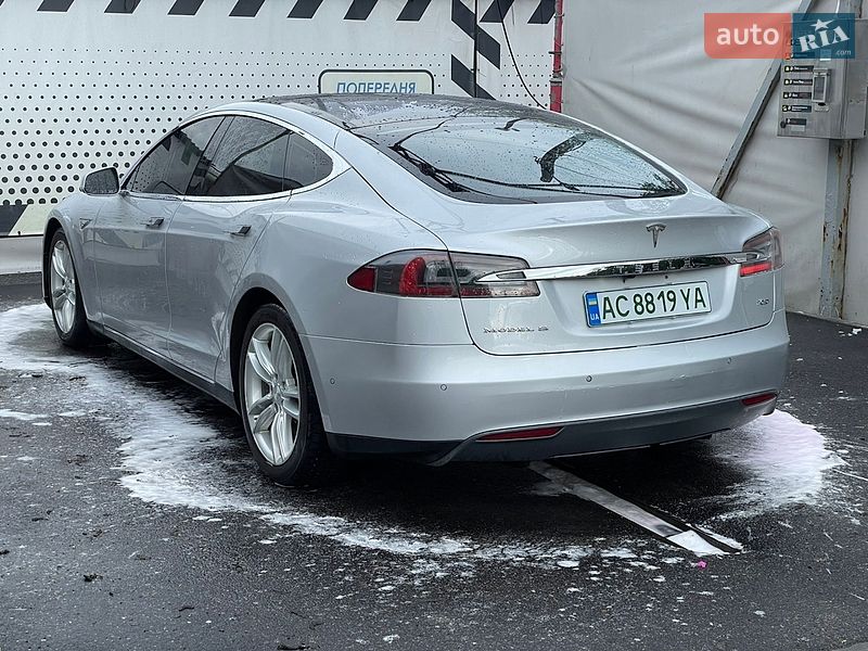 Лифтбек Tesla Model S 2016 в Виннице