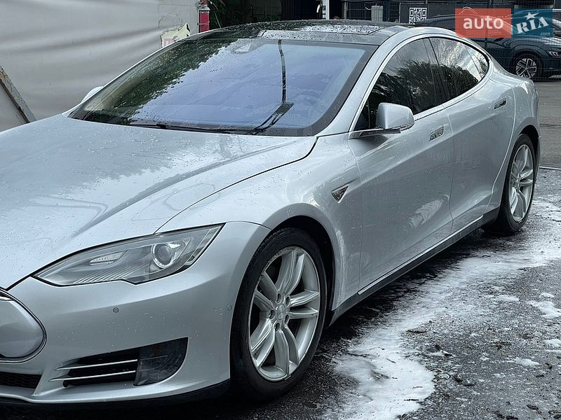 Лифтбек Tesla Model S 2016 в Виннице