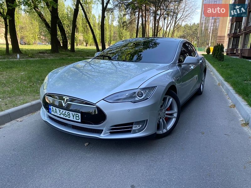 Ліфтбек Tesla Model S 2015 в Чернігові