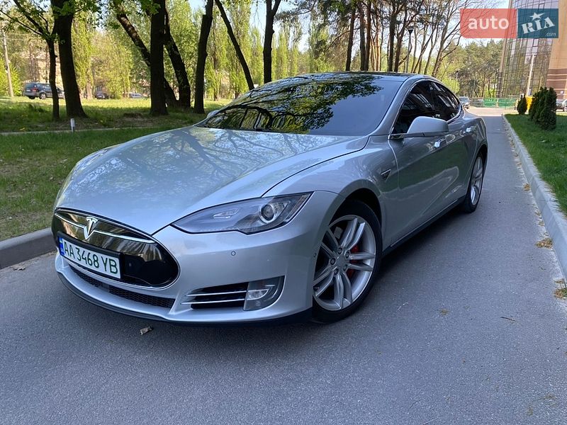 Ліфтбек Tesla Model S 2015 в Чернігові