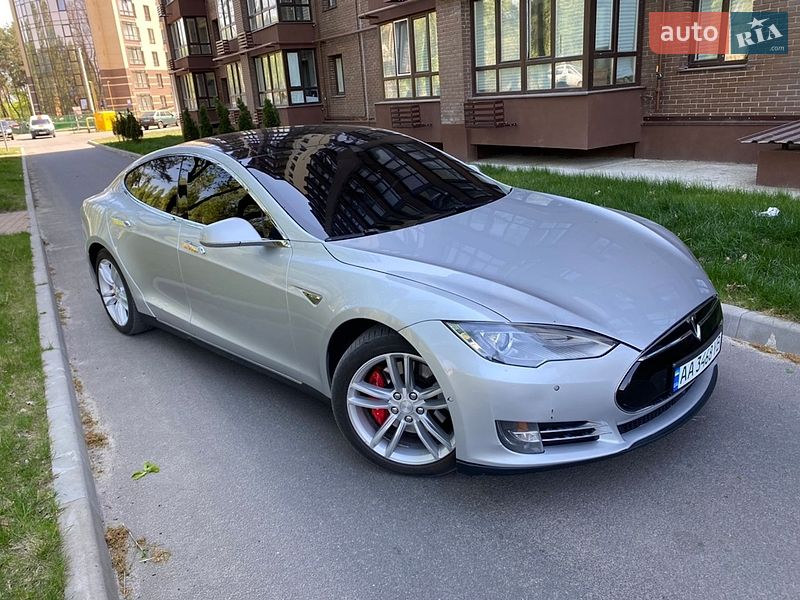 Ліфтбек Tesla Model S 2015 в Чернігові