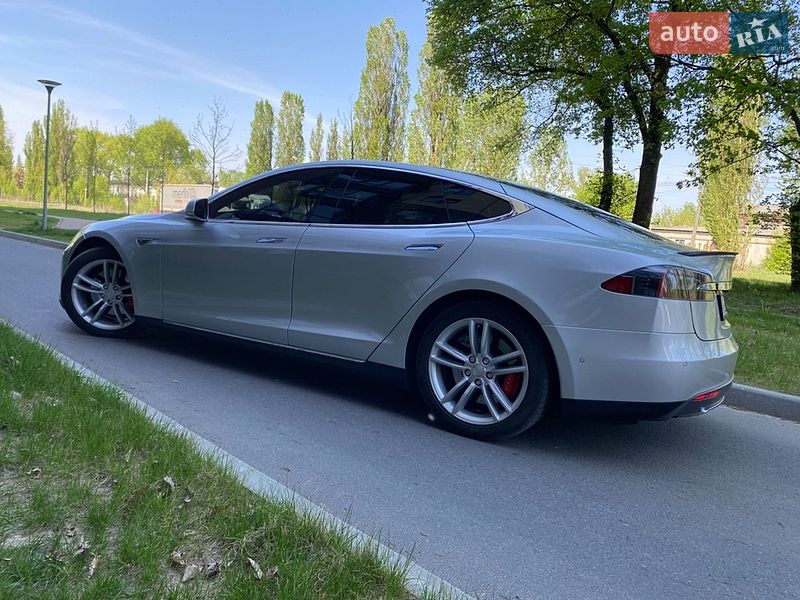 Ліфтбек Tesla Model S 2015 в Чернігові
