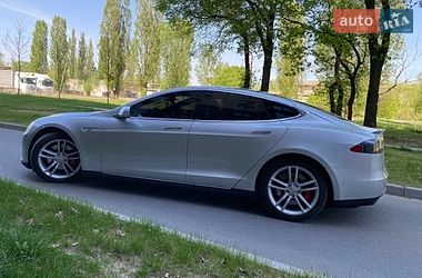 Ліфтбек Tesla Model S 2015 в Чернігові