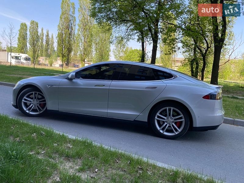 Ліфтбек Tesla Model S 2015 в Чернігові