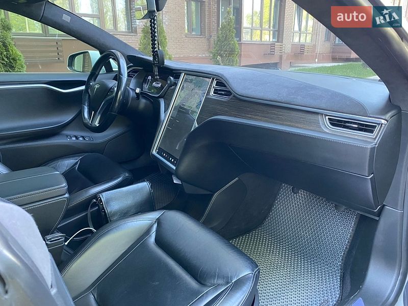 Ліфтбек Tesla Model S 2015 в Чернігові