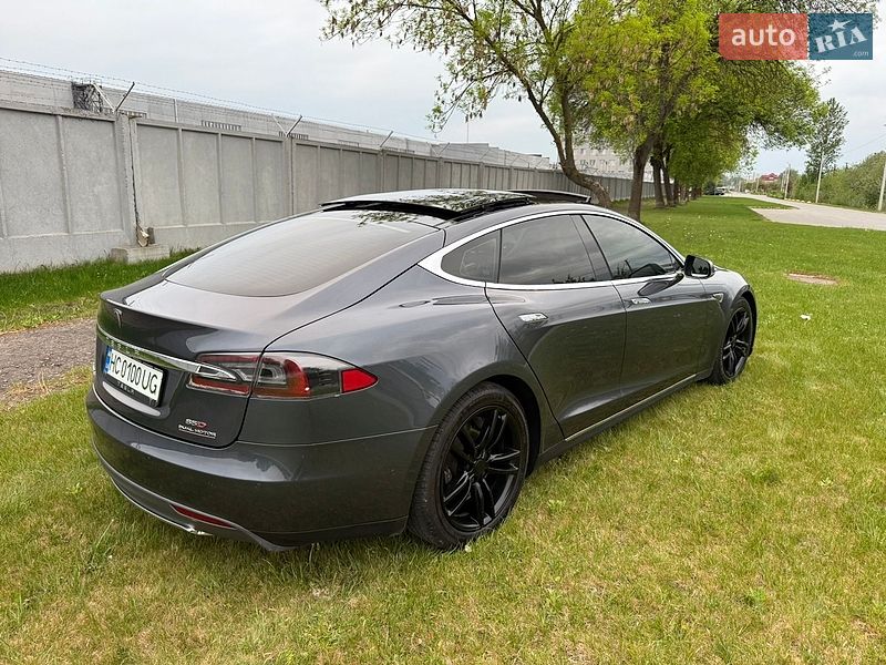 Лифтбек Tesla Model S 2015 в Львове