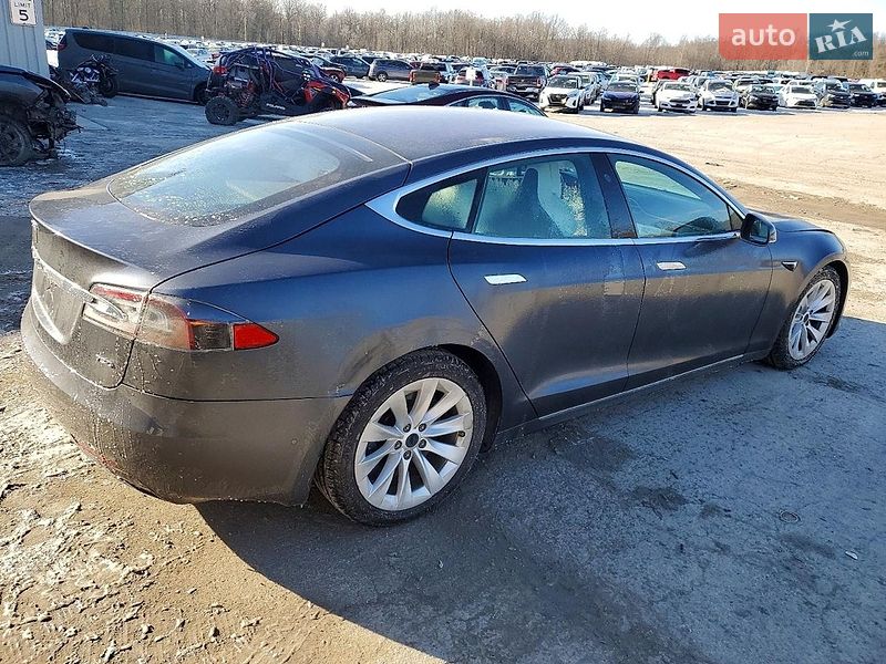 Лифтбек Tesla Model S 2017 в Львове