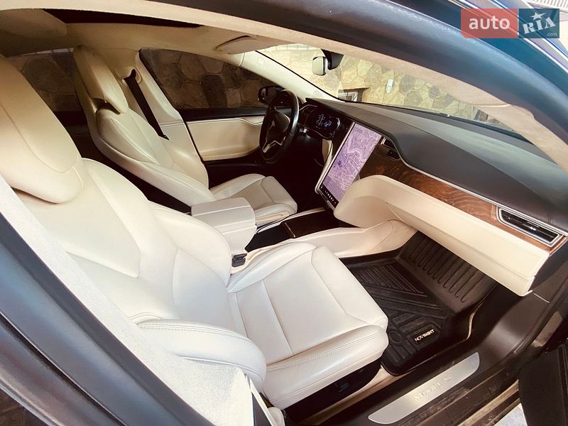 Лифтбек Tesla Model S 2017 в Кременчуге