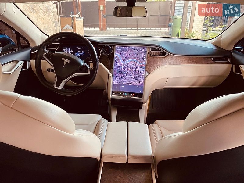 Ліфтбек Tesla Model S 2017 в Кременчуці