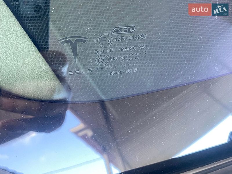 Ліфтбек Tesla Model S 2017 в Кременчуці