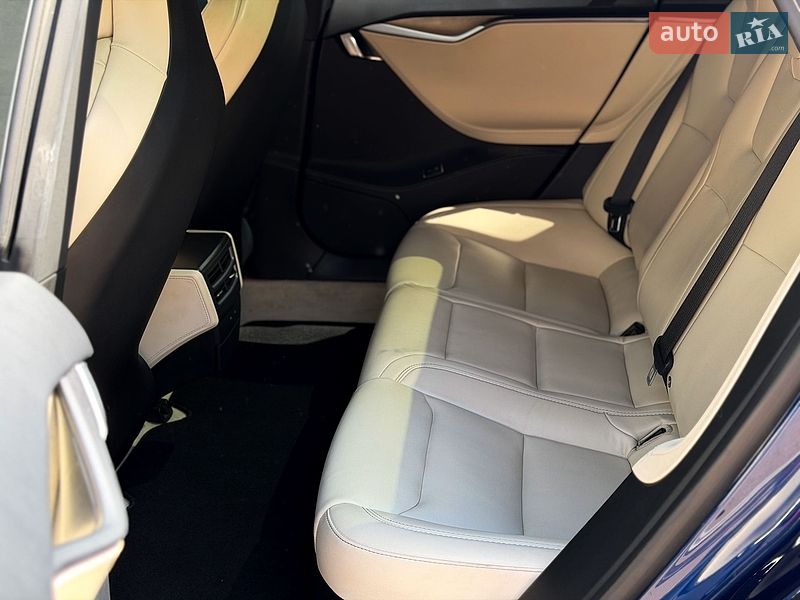 Лифтбек Tesla Model S 2018 в Киеве