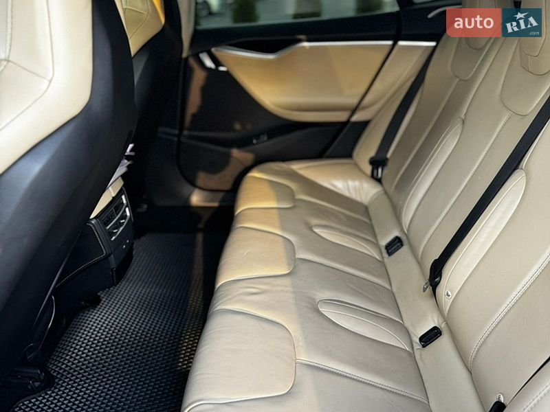 Лифтбек Tesla Model S 2016 в Виннице